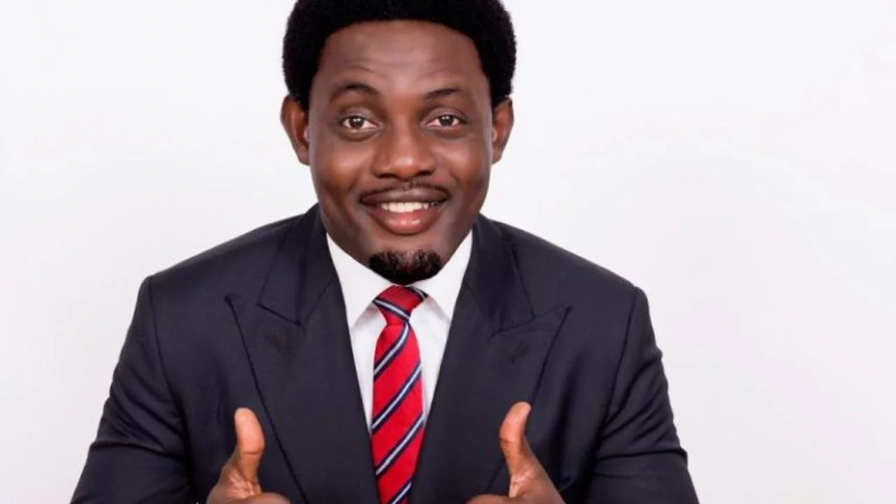 Comedian AY quizzed by EFCC for spraying naira