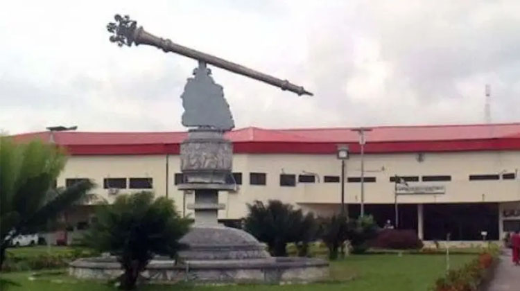 24 A’Ibom lawmakers defect to APC, two remain in PDP