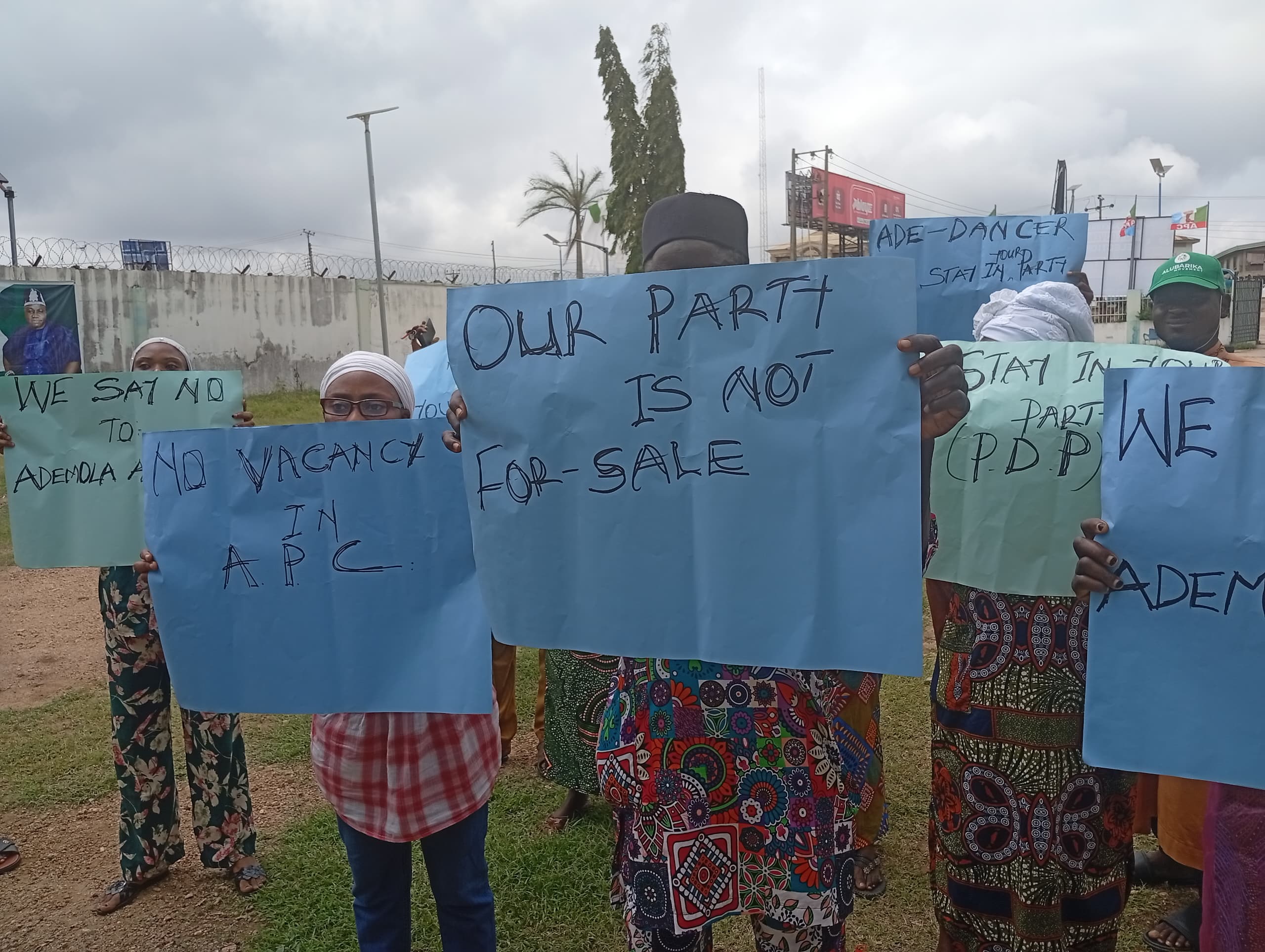 Protest Erupts at Osun APC Secretariat Over Alleged Plan To Grant Automatic Ticket for Adeleke